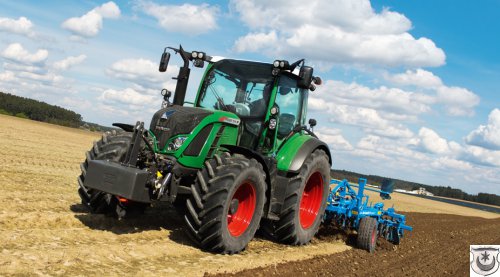 fendt-500-vario-ciagnik-w-pracy-uprawa-gleby